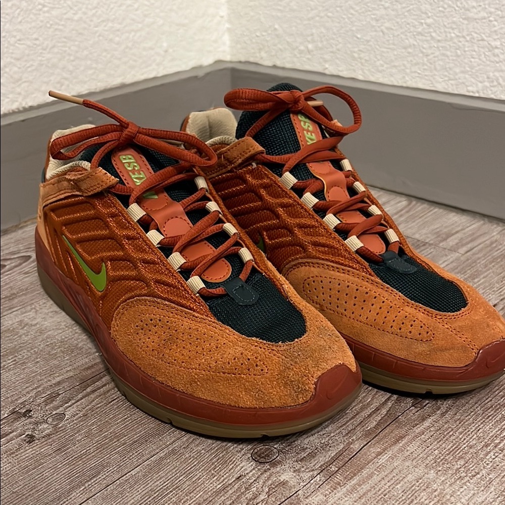 Nike Vertebrae men’s 9 Orange/green